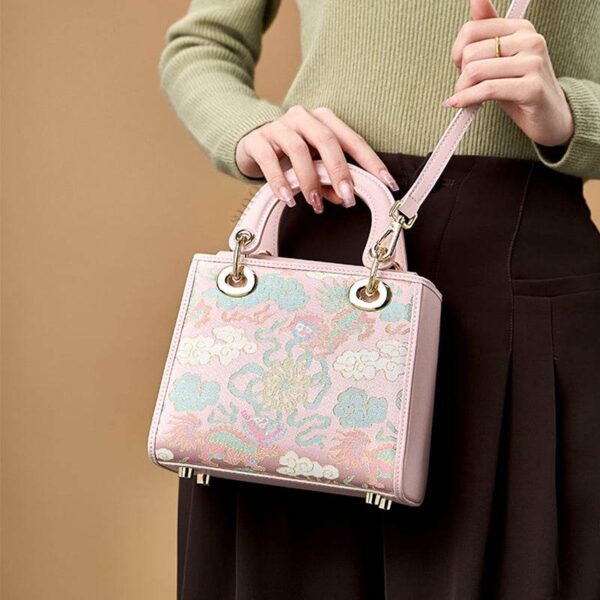 ソング_ブロケード_レトロ_クロスボディ_ハンドバッグ_ライオン_ボール遊び_柄_P12065302-2_4 Song_Brocade_Retro_Crossbody_Handbag_Lion_Playing_with_Ball_Pattern_P12065302-2_4