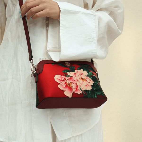 ハンドメイド花柄刺繍クラッチ・クローズアップ handmade-floral-embroidery-clutch-closeup