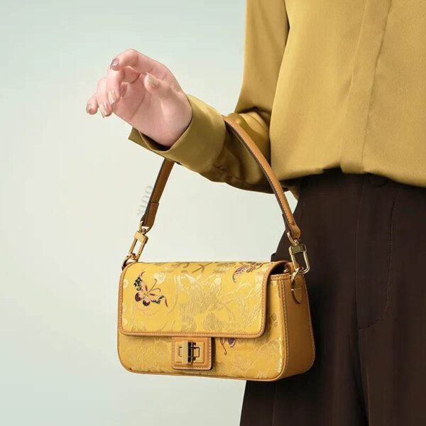 yunjin-ブロケード-レザーハンドバッグ-刺繍蝶柄-モデル座り膝手持ち yunjin-brocade-leather-handbag-embroidered-butterfly-pattern-model-sitting-knee-handheld